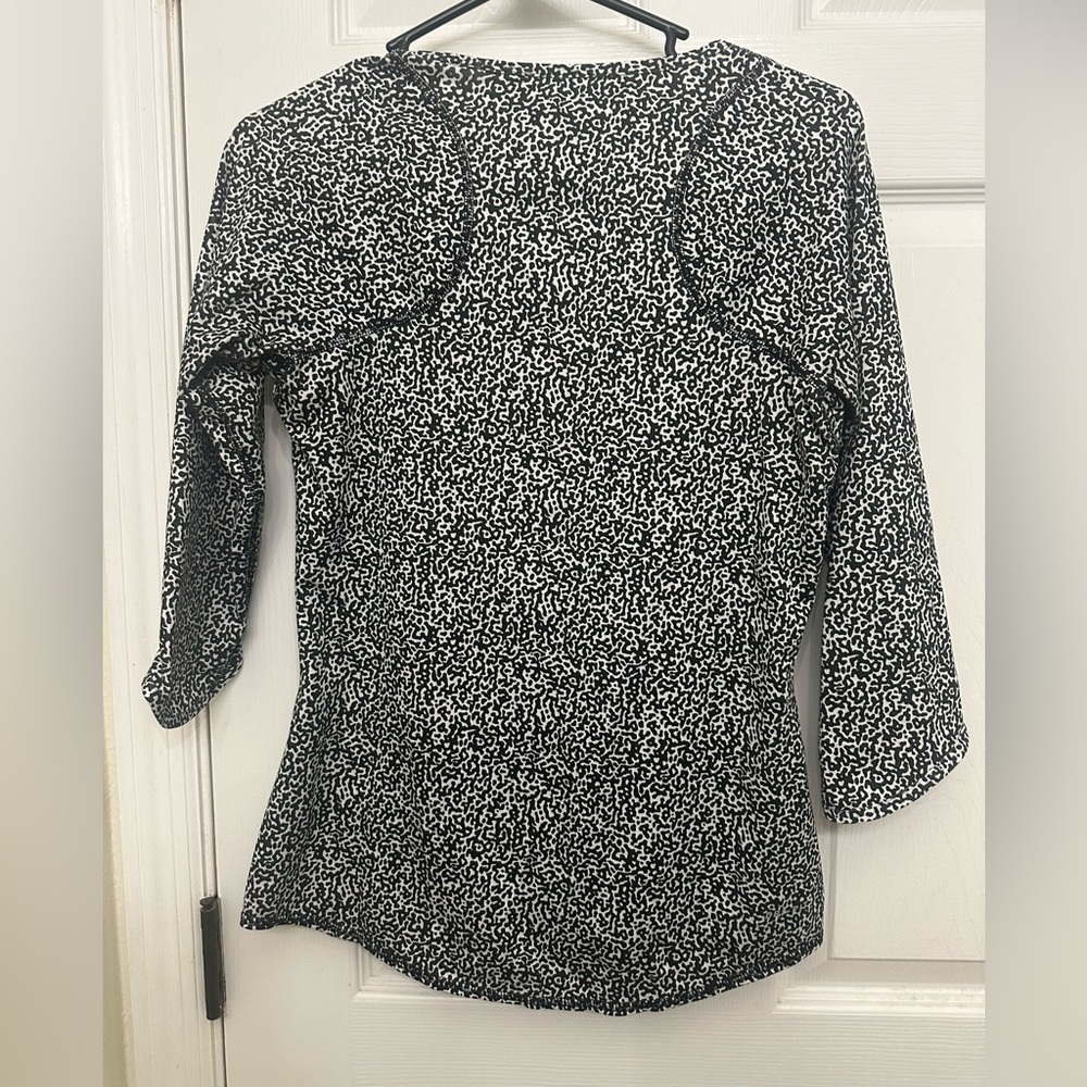 Women’s Nike Dri fit 3/4 sleeve top black & white snow leopard print size Small - Picture 4 of 4